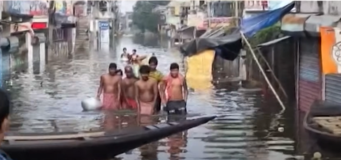 पश्चिम बंगाल में खतरनाक बाढ़ से जूझते लोगों की परिस्थितियां जाने कैसे जूझ रहे हैं लोग…………